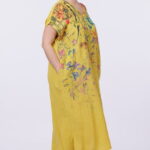 Rochie lunga din in cu imprimeu pictural floral si funda pe spate, pe fond galben