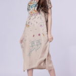 Rochie lunga din in cu imprimeu pictural floral si funda pe spate, pe fond bej