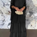 Rochie lunga suprapusa din matase si vascoza, cu trei volane mari si maneca cazuta, neagra