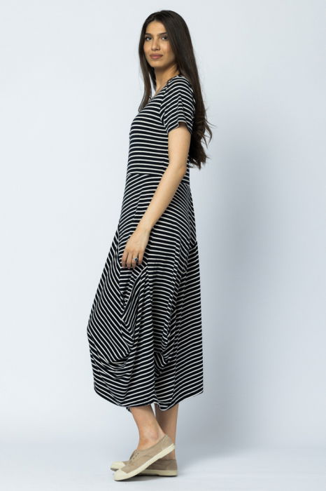 rochie-lunga-in-colturi-din-tricot-de-vascoza-dungi-bleumarin-alb-copie-849823 Rochie lunga in colturi, din tricot de vascoza, dungi bleumarin-alb - imagine 1