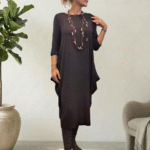 Rochie lunga maro cu colturi laterale, croiala lejera si design minimalist din tricot de vascoza