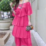 Rochie lunga suprapusa din matase si vascoza, cu trei volane mari si elastic pe umeri, fucsia