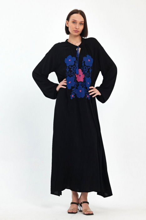 rochie-neagra-cu-broderie-pe-piept-si-maneci-din-vascoza-copie-294100 Rochie neagra A-line cu broderie traditionala pe piept, din vascoza - imagine 1
