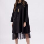 Rochie neagra oversize din stofa subtire suprapusa, cu buzunar si guler rasucit
