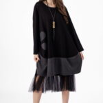 Rochie lalea neagra din stofa subtire suprapusa, oversize cu aplicatie floare