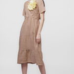 Rochie camel din in cu volane si bust petrecut