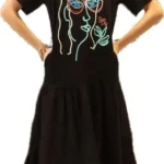 Rochie neagra din jerseu cu aplicatie grafica chip color si volan de poplin de bumbac, cu maneca scurta