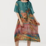 Rochie turcoaz eleganta satinata A-line cu croiala lejera si imprimeu floral in tonuri de roz-oranj