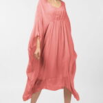 Rochie roz somon in colturi, lunga, ampla, din matase si vascoza, cu detaliu sub bust