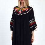 Rochie oversize, neagra, midi, brodata pe piept si maneci