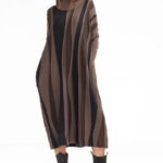 Rochie oversize tricotata cu dungi unduitoare si croi lejer, bej-maro