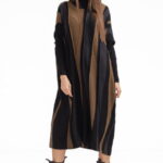 Rochie oversize tricotata cu dungi unduitoare si croi lejer, negru-camel