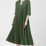 Rochie plisata A-line cu maneci trei sferturi, material fin si usor creponat, kaki