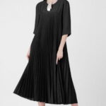 Rochie plisata A-line cu maneci trei sferturi, material fin si usor creponat, neagra