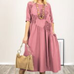 Rochie roz prafuit cu taietura oblica si broderie, din poplin si jerseu, oversize