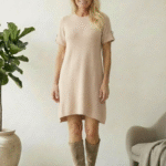Rochie scurta A-line tricotata, cu maneca scurta si nasture decorativ, bej