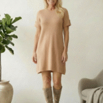 Rochie scurta A-line tricotata, cu maneca scurta si nasture decorativ, camel