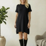 Rochie scurta A-line tricotata, cu maneca scurta si nasture decorativ, neagra