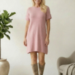 Rochie scurta A-line tricotata, cu maneca scurta si nasture decorativ, roz