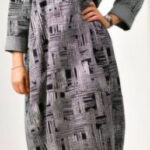 Rochie midi casual alb negru cu imprimeu artistic abstract si croi lejer