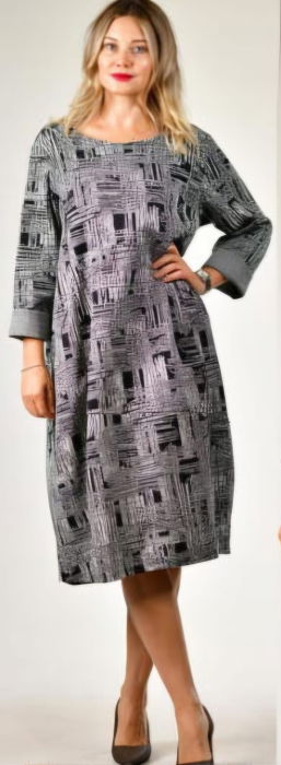 rochie-scurta-casual-in-dungi-gri-negru-cu-croi-lejer-si-guler-intors-din-vascoza-copie-106454 Rochie midi casual alb negru cu imprimeu artistic abstract si croi lejer - imagine 1