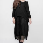 Rochie suprapusa cu puloveras cu maneca lunga si tulle plisat, neagra