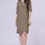 Rochie tunica din in bej inchis, cu nasture metalic decorativ