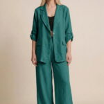 Compleu din in turcoaz inchis, sacou lejer si pantaloni largi, stil minimalist elegant