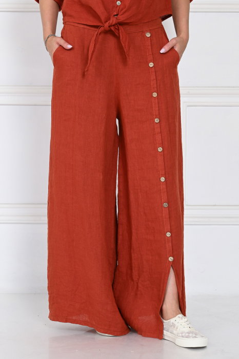 pantaloni-largi-de-vara-din-in-cu-nasturi-decorativi-din-lemn-pe-picior-caramizii-437195 Pantaloni largi de vara, din in, cu nasturi decorativi din lemn pe picior, caramizii - imagine 1