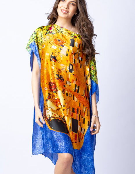 Rochie de plaja tip poncho din matase cu stilizare   Sarutul   pe fond albastru