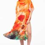 Rochie de plaja lunga tip poncho din matase cu imprimeu maci pe fond portocaliu