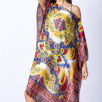 Rochie de plaja tip poncho din matase cu imprimeu arabesque pe fond bordo - albastru
