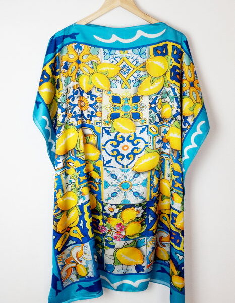 Rochie de plaja tip poncho din matase cu imprimeu mediteranean cu lamai pe alb, galben si albastru
