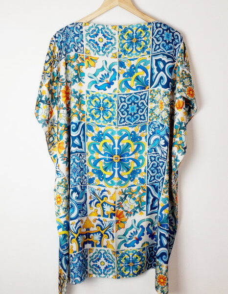 Rochie de plaja tip poncho din matase cu imprimeu model marocan in culori vibrante predominant albastru