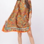 Rochie de plaja tip poncho din matase cu imprimeu paisley pe fond portocaliu