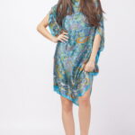 Rochie de plaja tip poncho din matase cu imprimeu paisley pe fond turcoaz