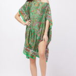 Rochie de plaja tip poncho din matase cu imprimeu paisley pe fond verde