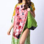 Rochie de plaja tip poncho din matase cu stilizare   Sarutul   pe fond verde