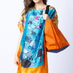 Rochie de plaja tip poncho din matase cu stilizare   Sarutul   turcoaz pe fond portocaliu