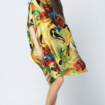 Rochie de plaja tip poncho din matase cu trandafiri pe fond galben