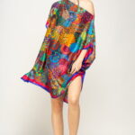 Rochie de plaja tip poncho din matase imprimat cu mandale multicolore cu albastru si bordo pe margine