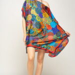 Rochie de plaja tip poncho din matase imprimat cu mandale multicolore cu rosu si bleumarin pe margine