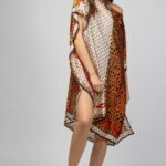 Rochie de plaja tip poncho din matase imprimat cu model animal print pe fond caramiziu