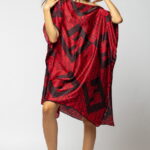 Rochie de plaja tip poncho din matase imprimat cu model geometric rosu si negru