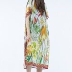 Rochie lunga de plaja tip poncho cu flori mari pe fond alb