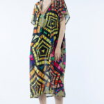 Rochie lunga de plaja tip poncho cu motive geometrice pe fond negru