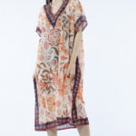Rochie lunga de plaja tip poncho cu flori mari pe fond bej
