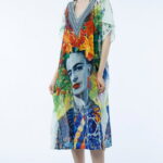 Rochie lunga de plaja tip poncho cu motive florale si Frida Kahlo
