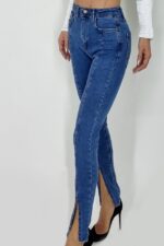 Blugi dama Tessa, regular fit , cu talie medie, decupati in partea de jos si cusaturi contrastante, Albastru