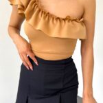 Bluza asimetrica Elara, cu umarul gol si volan oversize, Crem